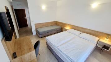 Työpöytä, pimennysverhot, ilmainen Wi-Fi, vuodevaatteet