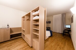Suite, terras | Luxe beddengoed, een minibar, een kluis op de kamer, een bureau