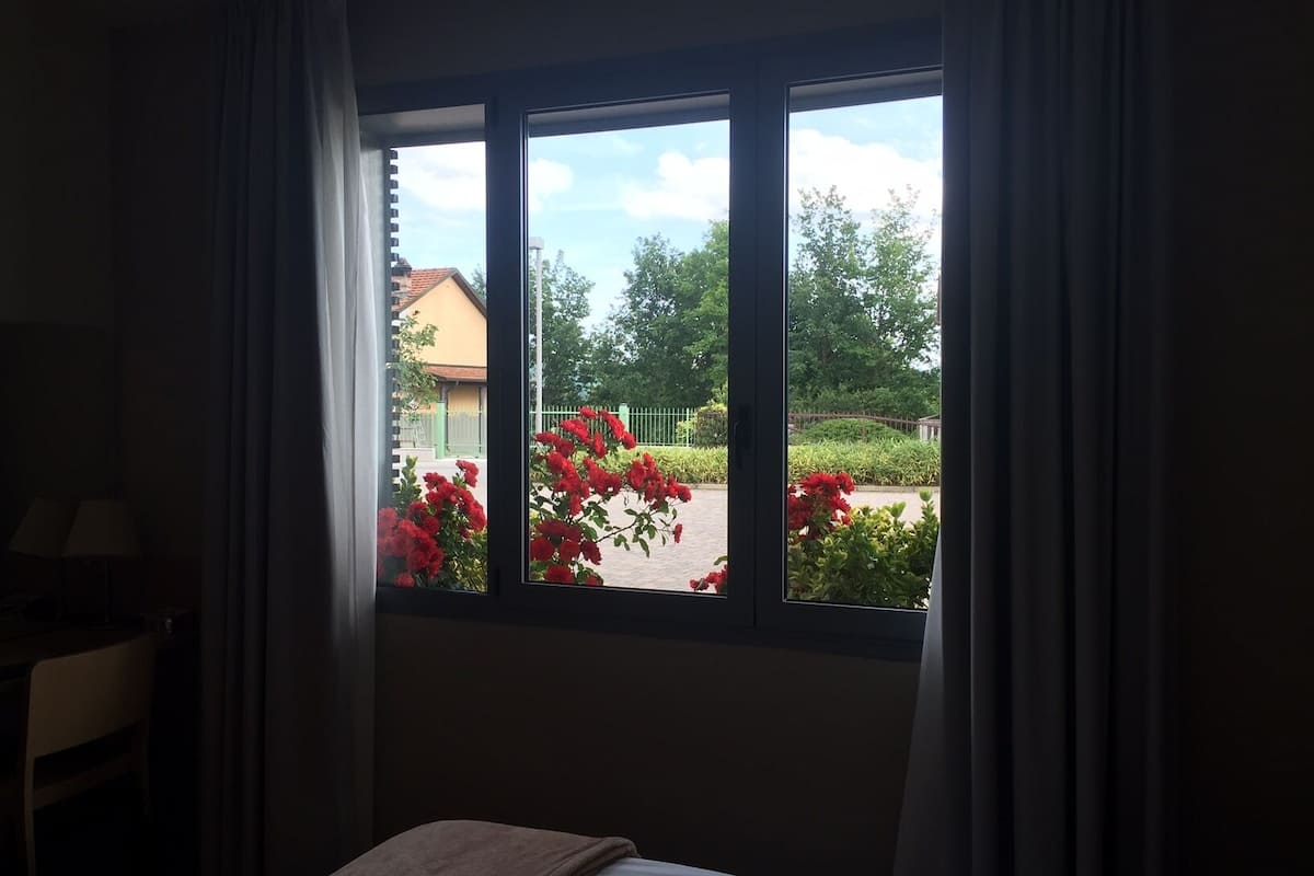 standard room, accessible | 1 bedroom, premium bedding, minibar, in-room safe