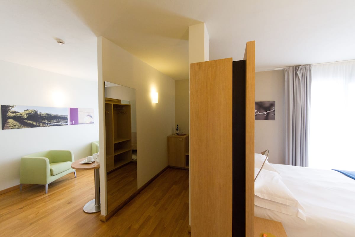 Suite, terrasse | Sengetøy av topp kvalitet, minibar, safe på rommet og skrivebord