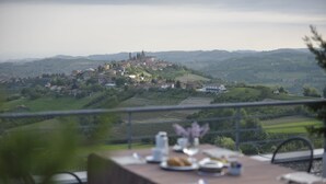 Una mesa con vistas a un pueblo y colinas al fondo.