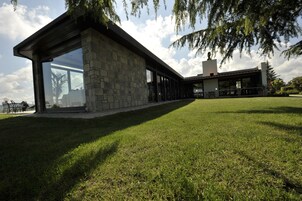 Un edificio moderno con fachada de piedra y amplios ventanales de vidrio.
