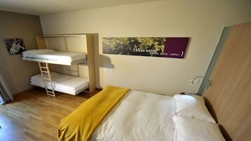 Familjerum - terrass | 1 sovrum, sängtillbehör av högsta kvalitet och minibar