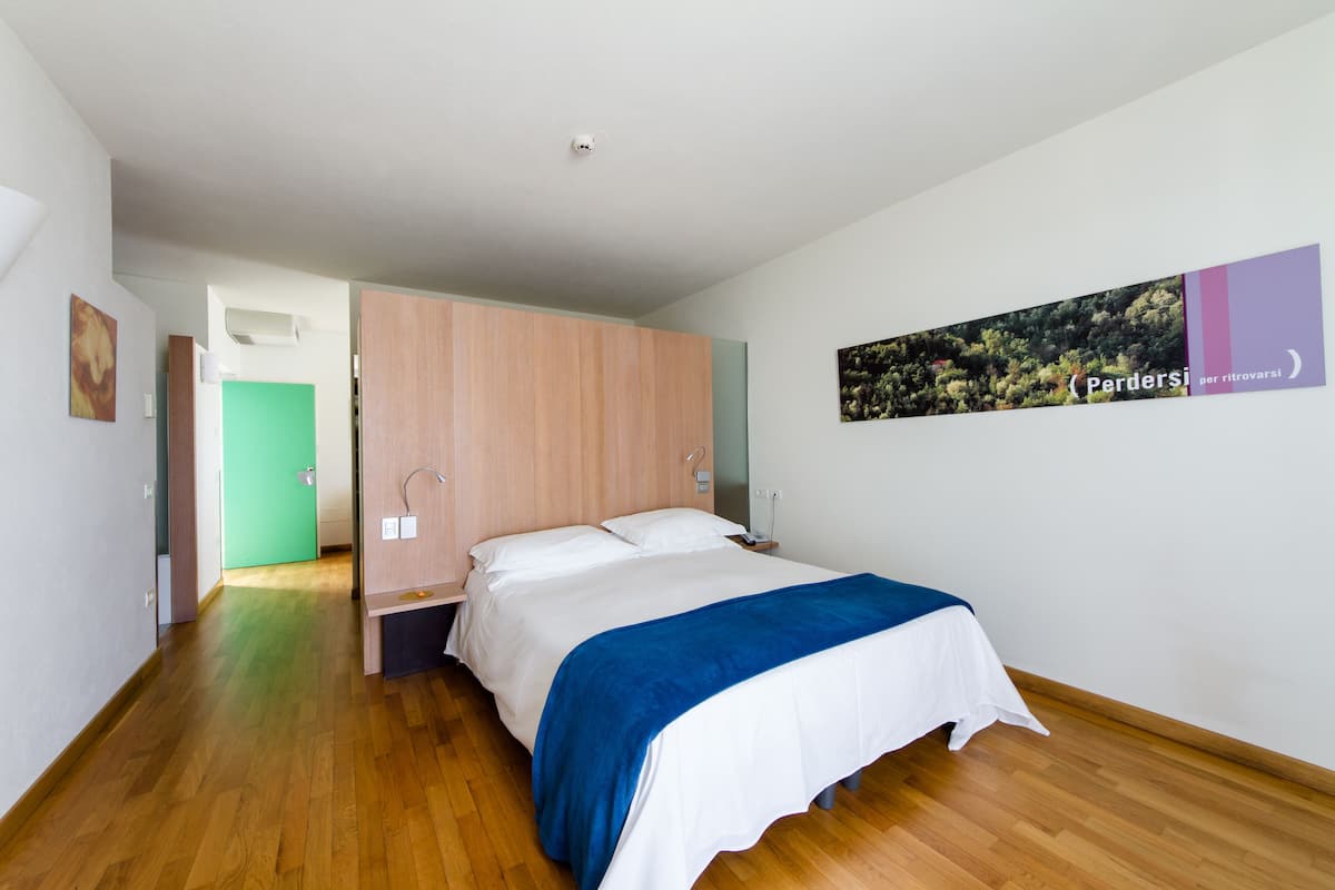 Dobbeltrom – panorama, terrasse | Sengetøy av topp kvalitet, minibar, safe på rommet og skrivebord