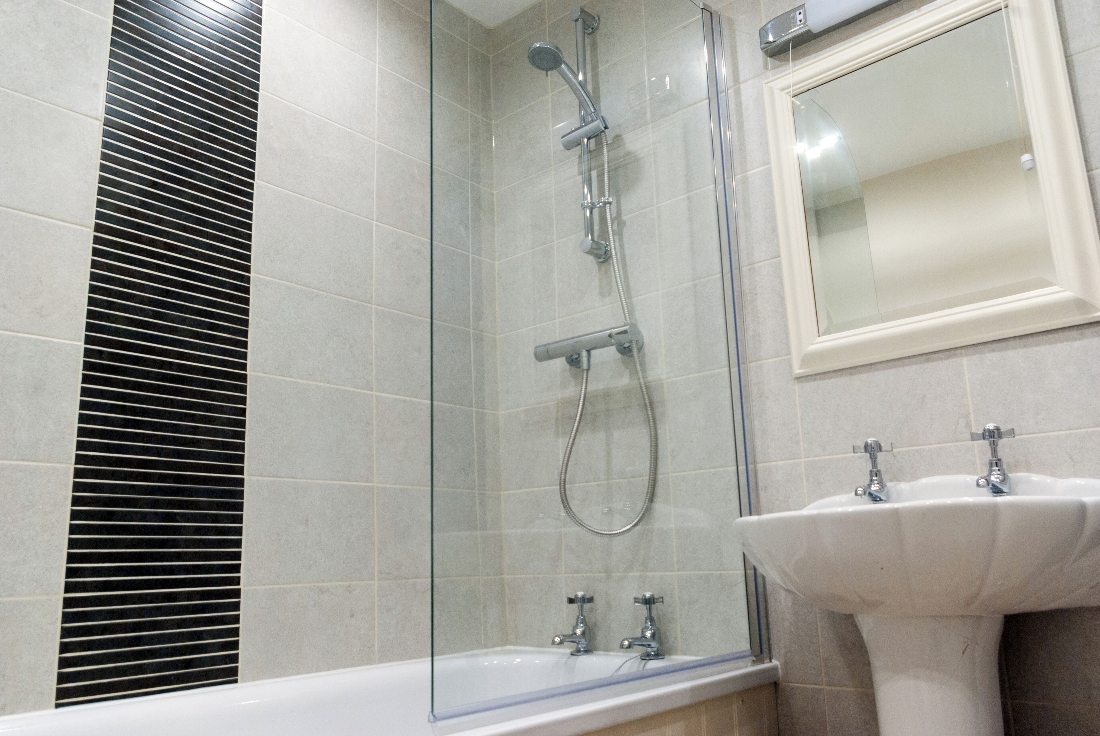 combined shower/bathtub, hair dryer, towels