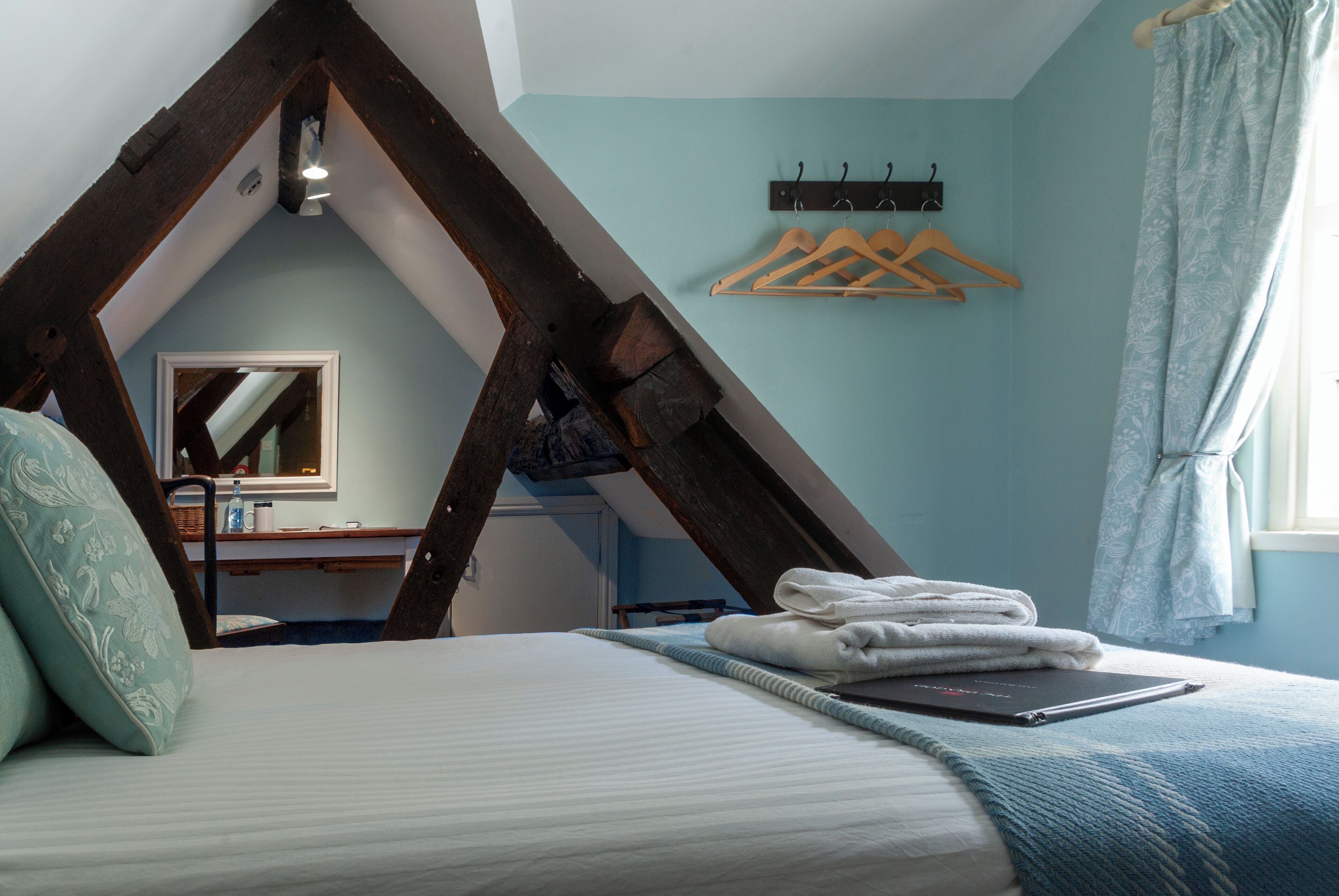 single room | desk, travel cot, free wifi, bed sheets