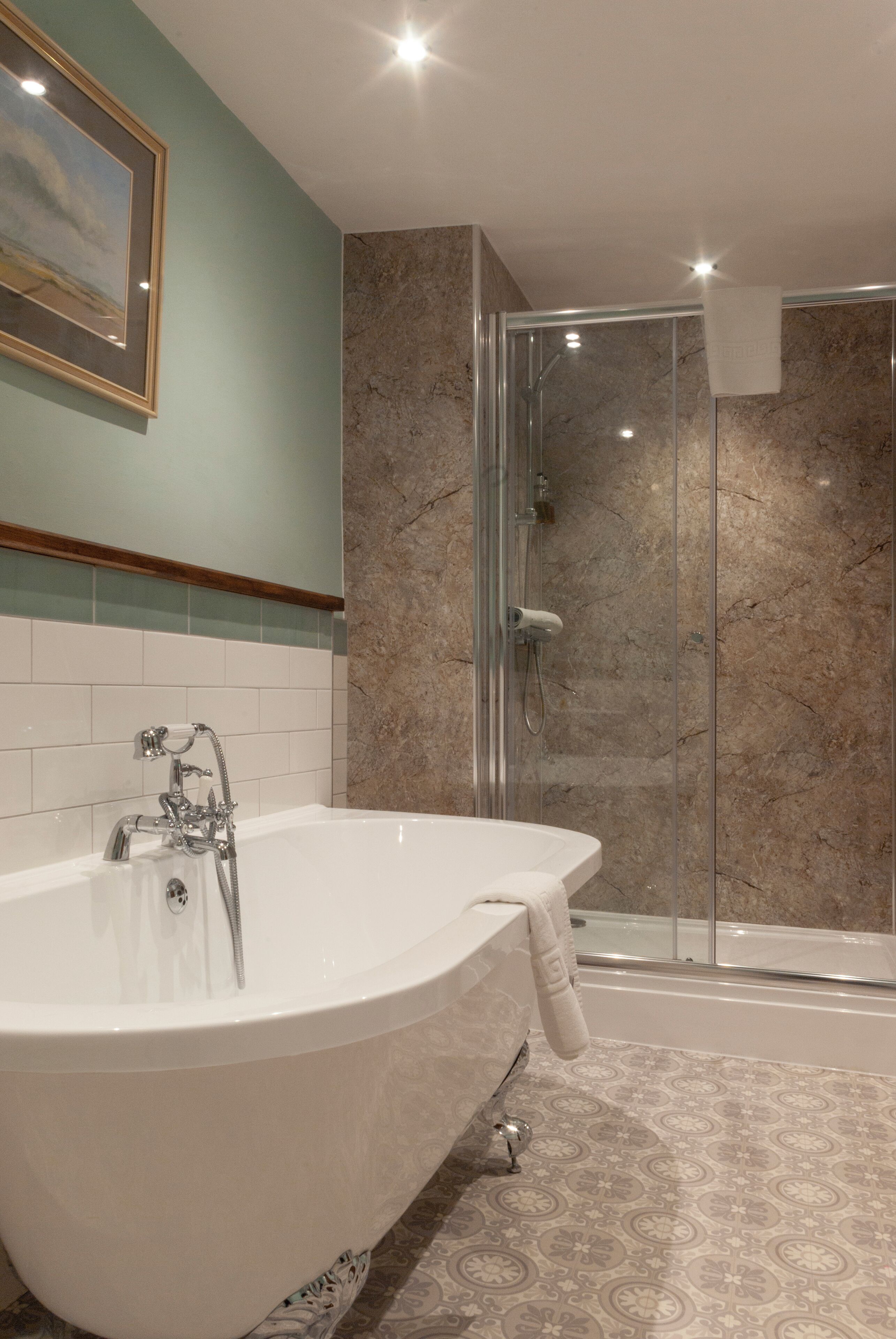 deluxe suite, 1 king bed | bathroom | combined shower/bathtub, hair dryer, towels
