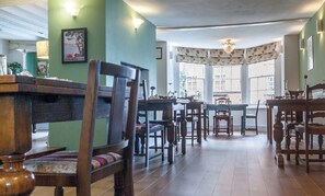 供应早餐和晚餐，地区菜