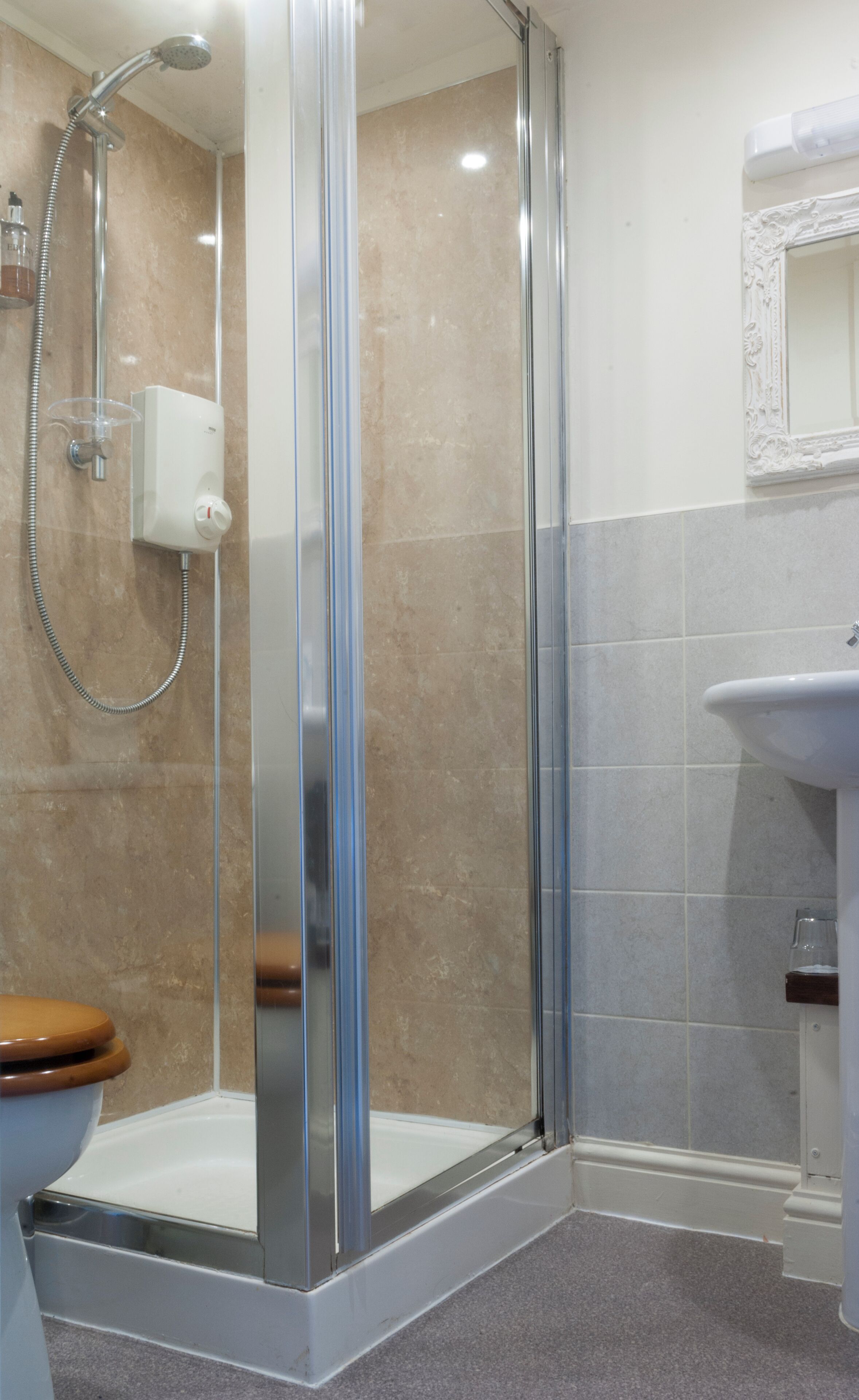 classic double room, 1 double bed | bathroom | combined shower/bathtub, hair dryer, towels