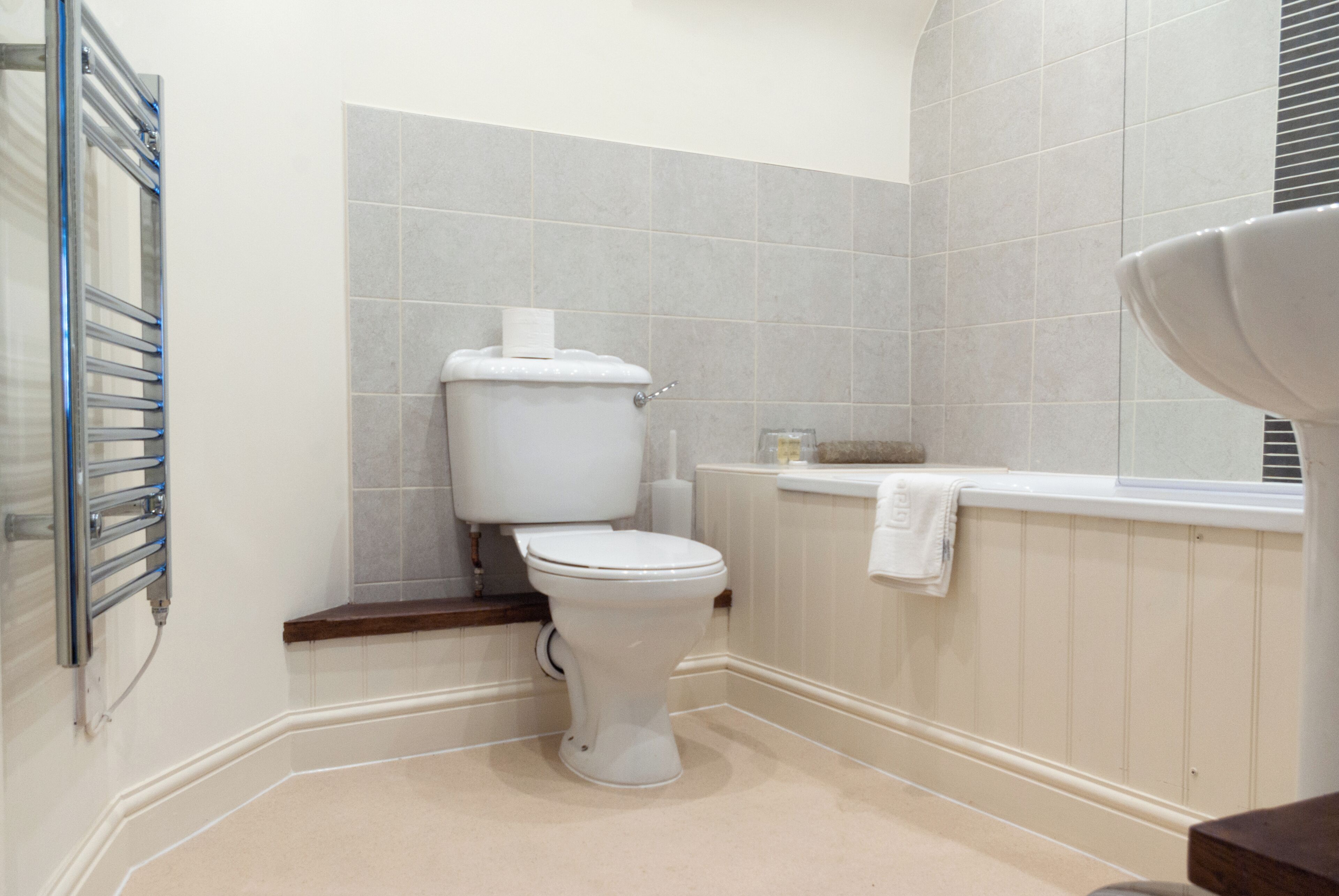 combined shower/bathtub, hair dryer, towels