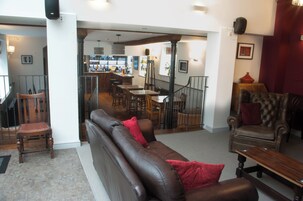 Serves lunch and dinner