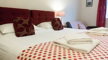 Premium tweepersoonskamer, 1 kingsize bed | Een bureau, reisbedje, gratis wifi, beddengoed