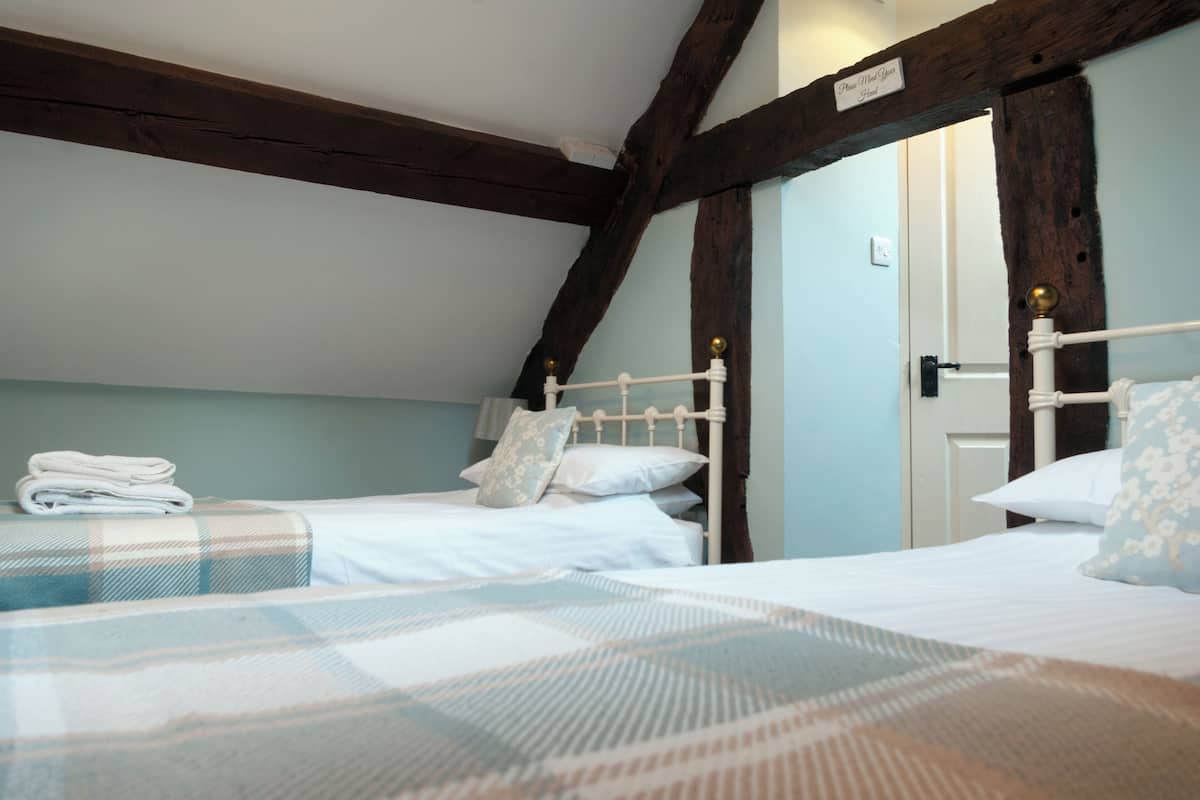 desk, travel cot, free wifi, bed sheets