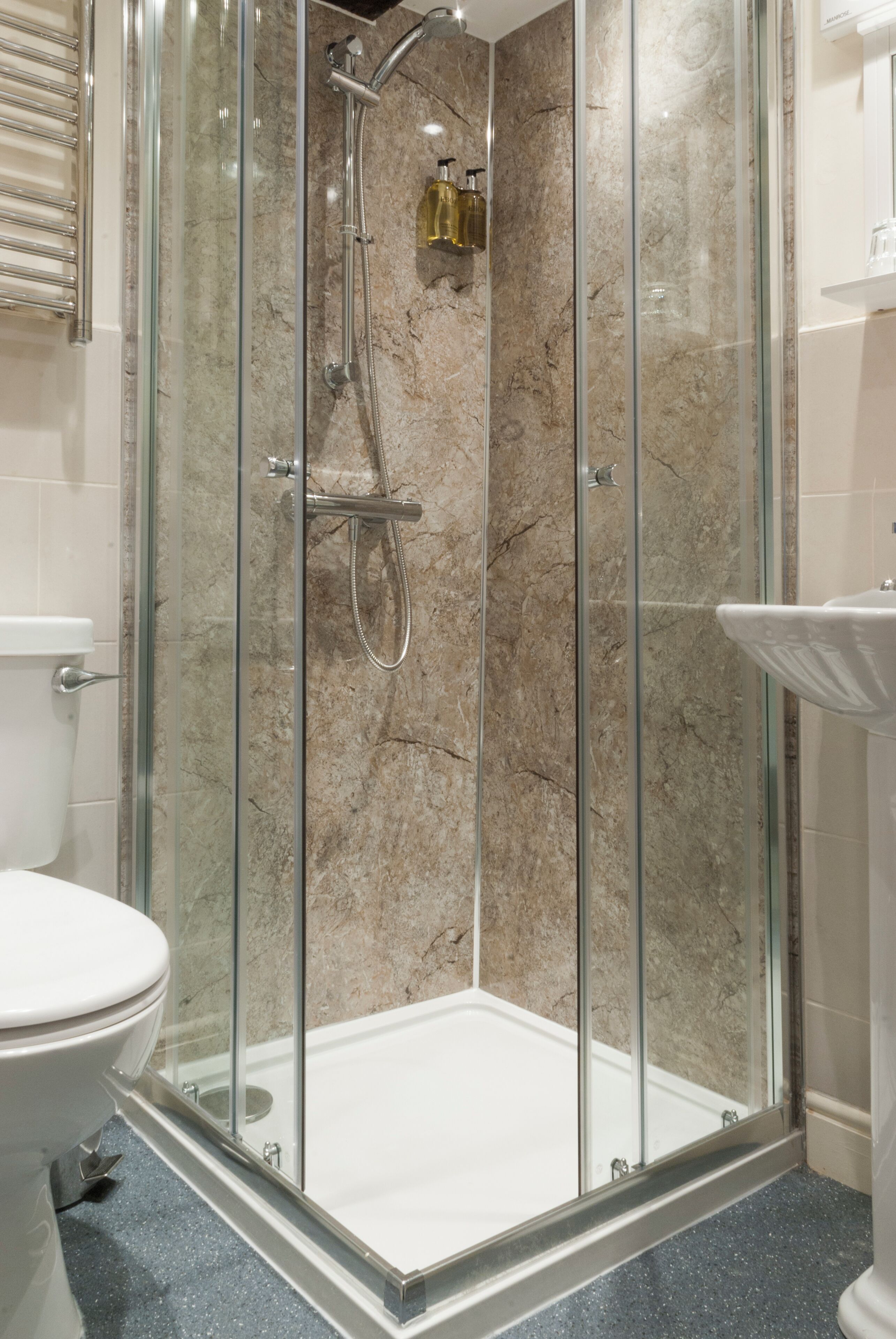 single room | bathroom | combined shower/bathtub, hair dryer, towels