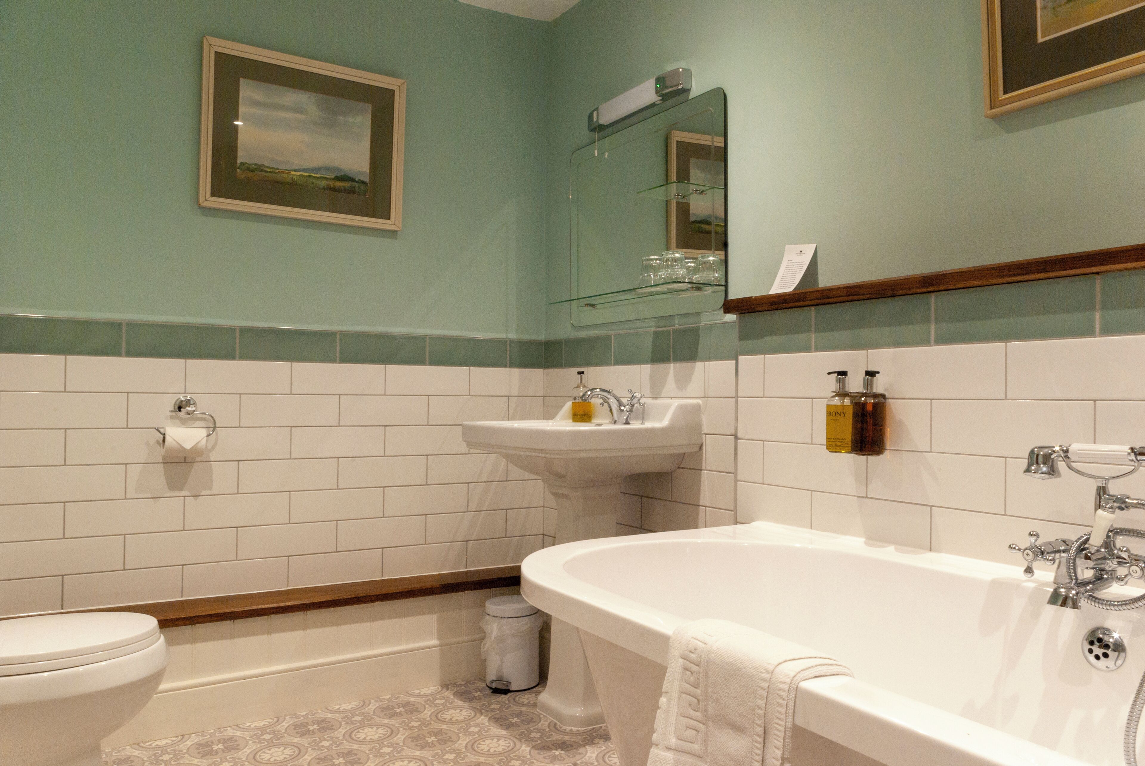 deluxe suite, 1 king bed | bathroom | combined shower/bathtub, hair dryer, towels