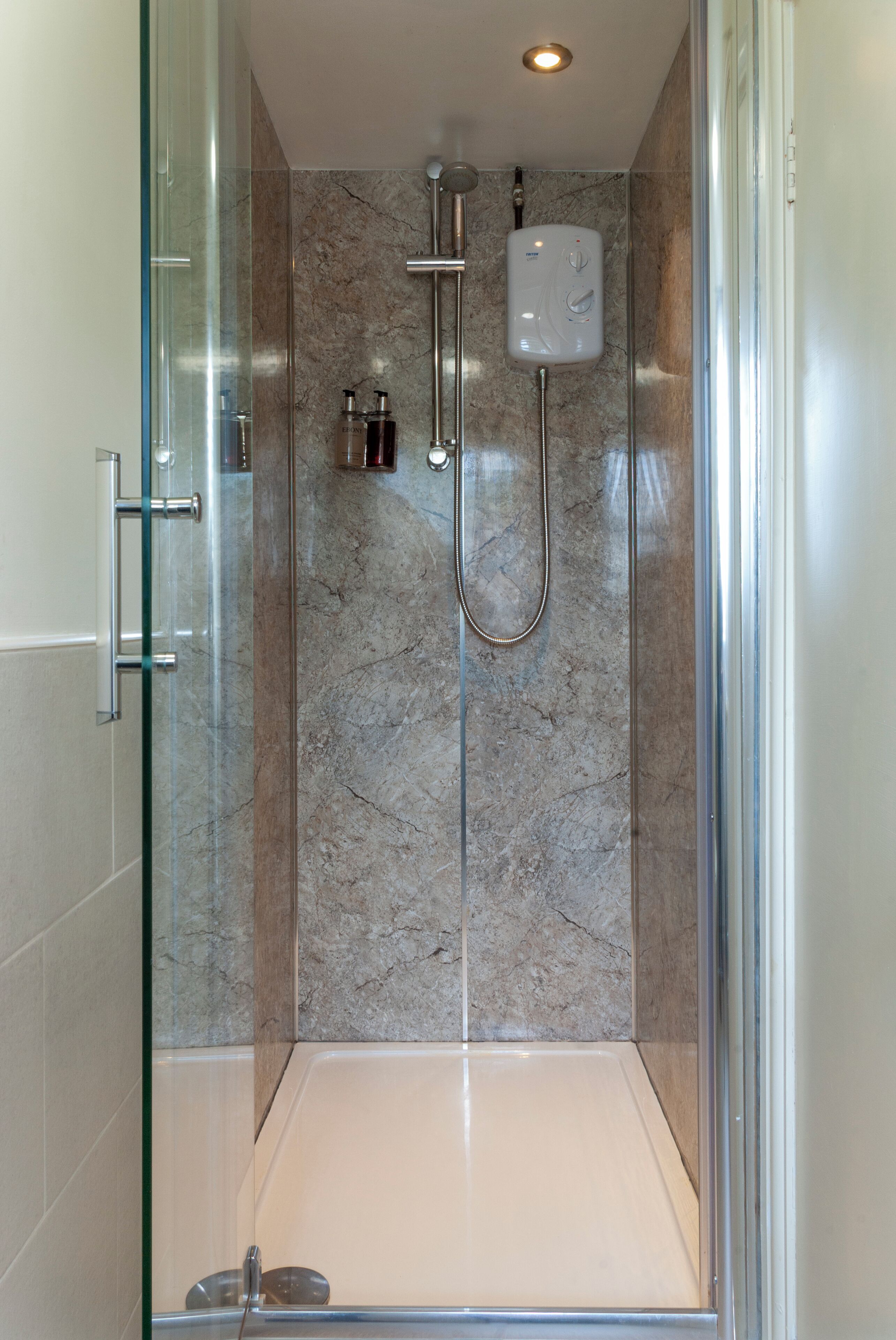 double room, 1 double bed | bathroom | combined shower/bathtub, hair dryer, towels