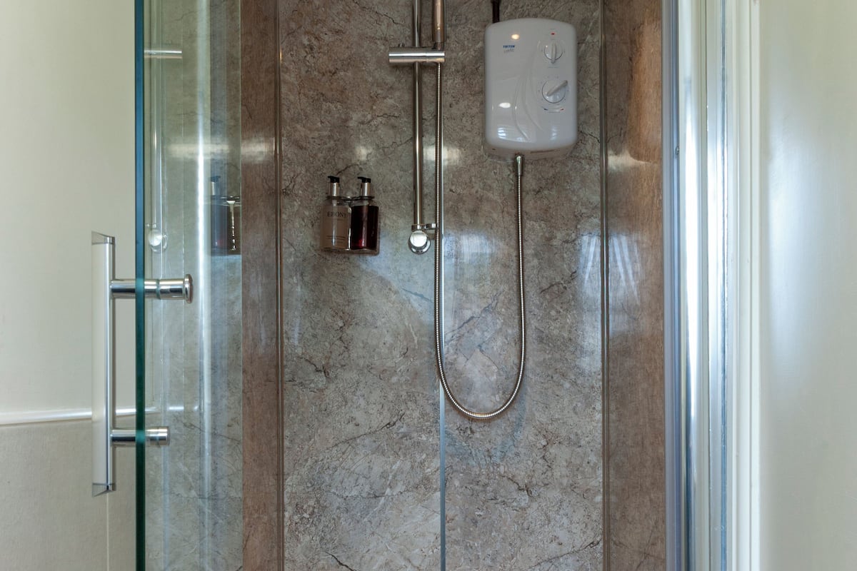 double room, 1 double bed | bathroom | combined shower/bathtub, hair dryer, towels