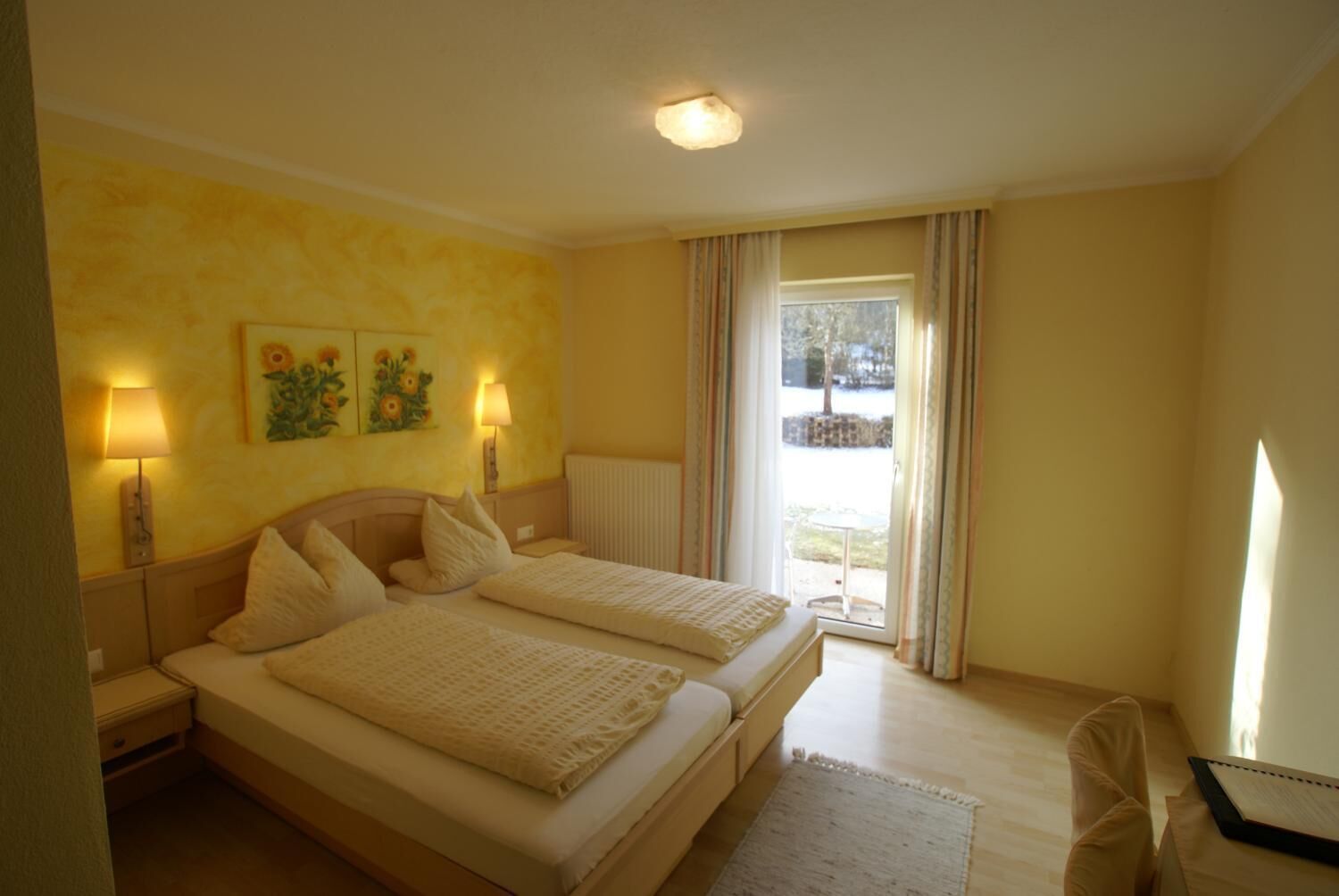 Hypo-allergenic bedding, in-room safe, desk, soundproofing