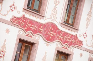 A building facade with a sign reading "La Lorme du Lape Stellerie". - The Originals Boutique, Hôtel La Ferme du Pape, Eguisheim (Eguisheim)