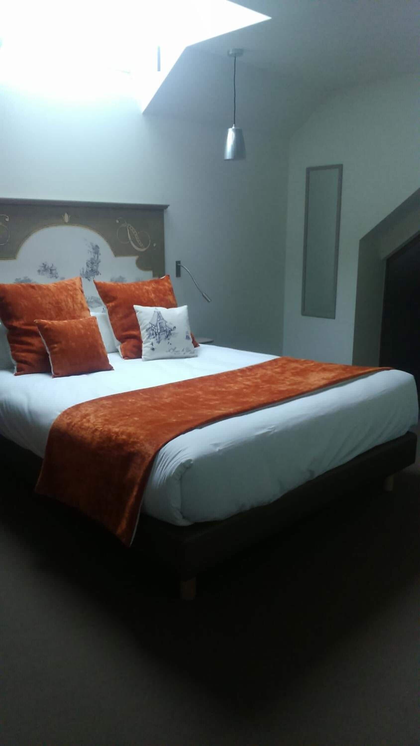 frette italian sheets, desk, iron/ironing board, cots/infant beds