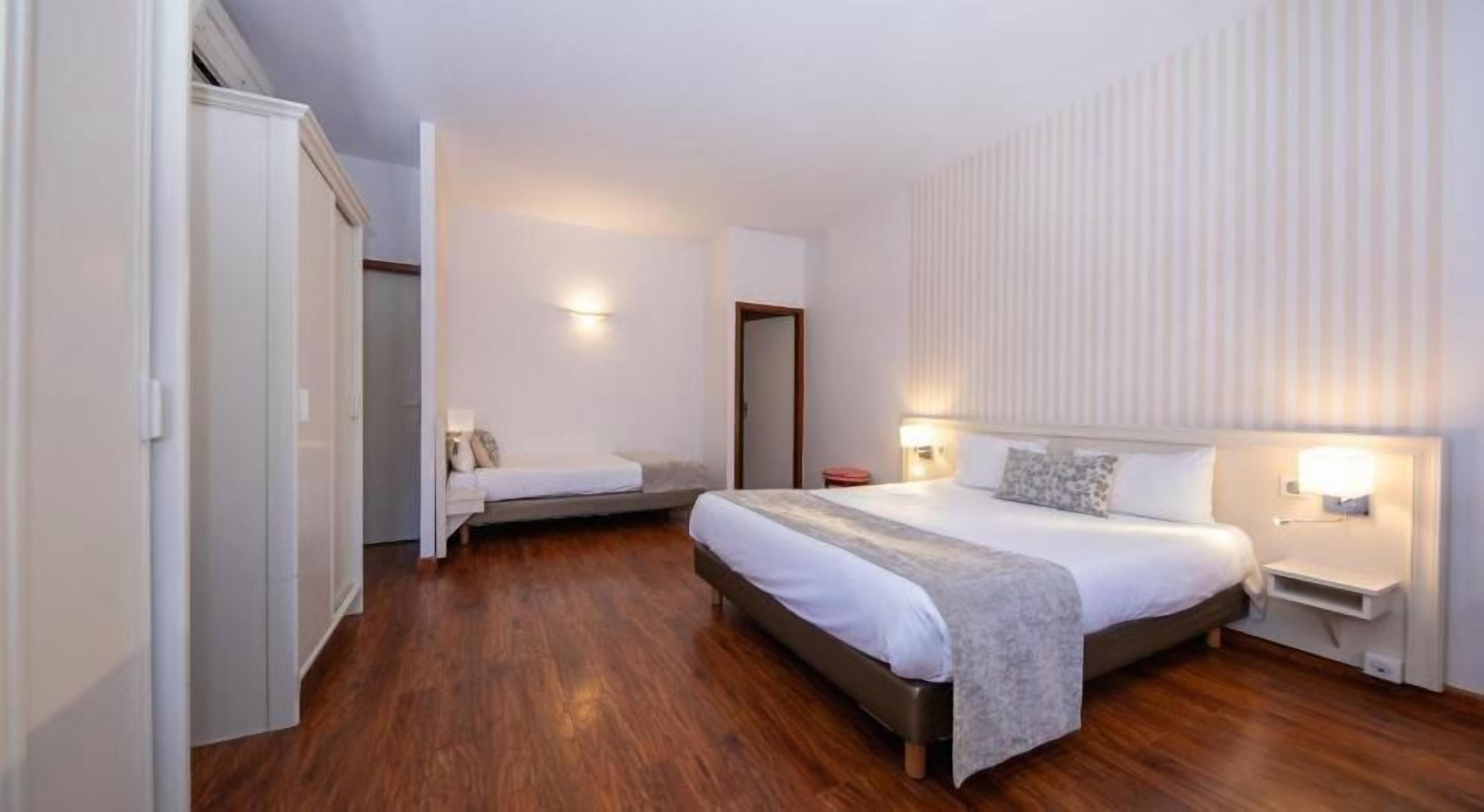 Sábanas italianas Frette, escritorio, tabla de planchar con plancha