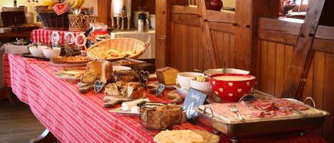 Una mesa de buffet con diferentes alimentos y una estación de café.