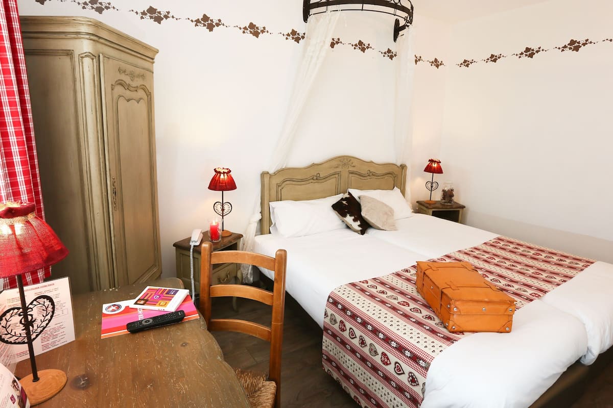 Italialaiset Frette-lakanat, työpöytä, silitysrauta/-lauta, vauvansängyt