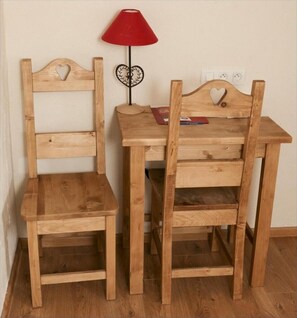 Lençóis italianos Frette, escrivaninha, ferros/tábuas de passar roupa