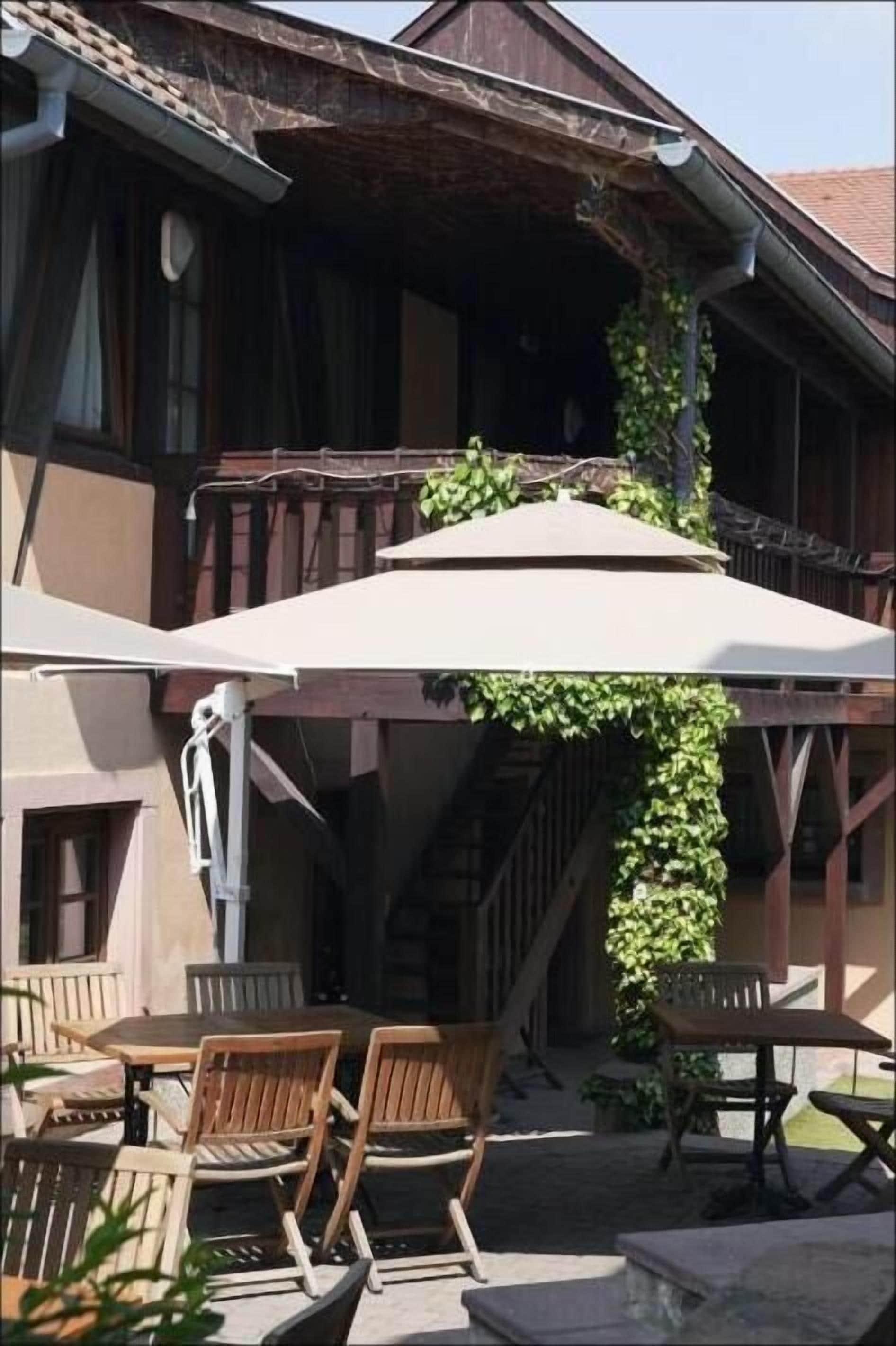 breakfast, lunch and dinner served