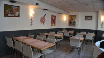 Daily buffet breakfast (EUR 8.5 per person)