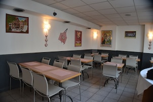 Un restaurante con mesas y sillas dispuestas para comer.