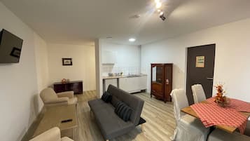 Estudi en suite bàsic, 1 dormitori | Escriptori, planxa i posts de planxar, wifi gratuïta i roba de llit