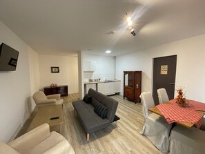 Basic Studio Suite, 1 Bedroom | Meja, seterika/papan seterika, Wi-fi percuma, cadar katil 