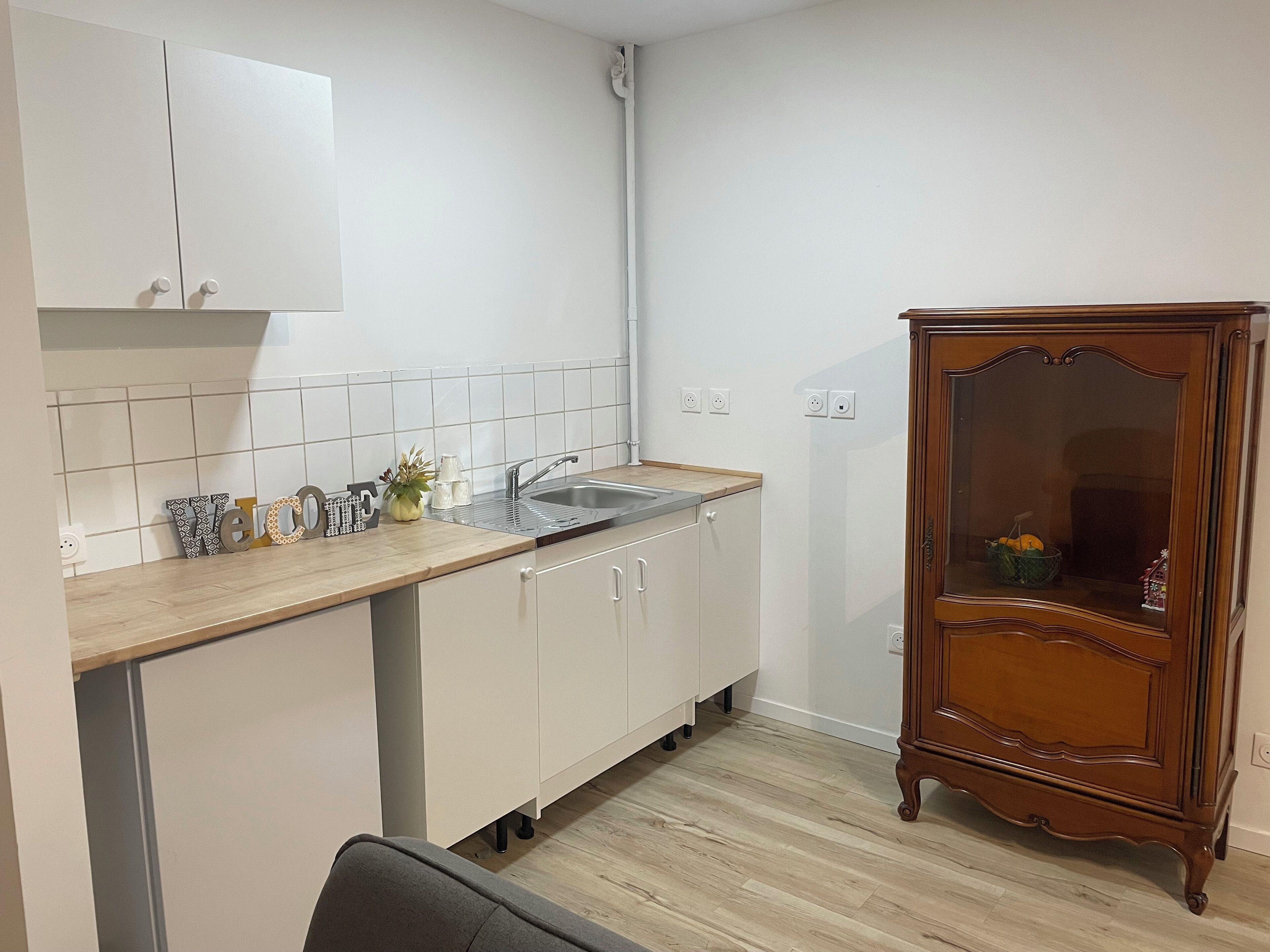 Basic Studio Suite, 1 Bedroom | Living area | 36-cm TV with satellite channels