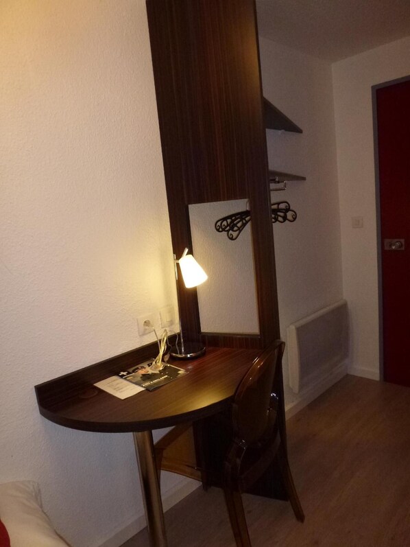 Standard Twin Room | Desk, iron/ironing board, free WiFi, bed sheets - Hotel Primo Colmar Centre (Colmar)