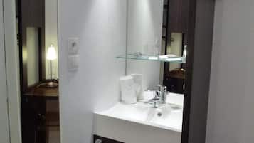 Standard Twin Room | Bathroom | Shower, hair dryer, towels