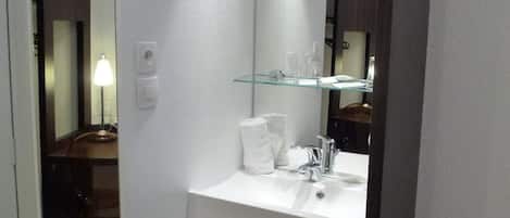 Standard Twin Room | Bathroom | Shower, hair dryer, towels