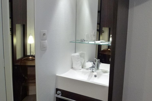 Standard Twin Room | Bathroom | Shower, hair dryer, towels