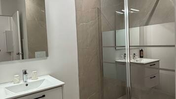 Basic Studio Suite, 1 Bedroom | Bathroom | Shower, hair dryer, towels