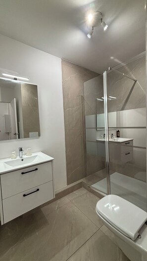 Suite estudio básica, 1 habitación | Baño | Regadera, secadora de cabello, toallas 
