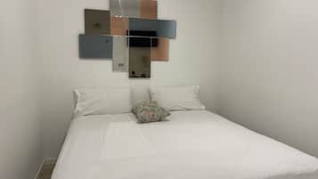 Basic Studio Suite, 1 Bedroom | Desk, iron/ironing board, free WiFi, bed sheets