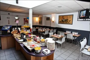 Daily buffet breakfast (EUR 7.95 per person)