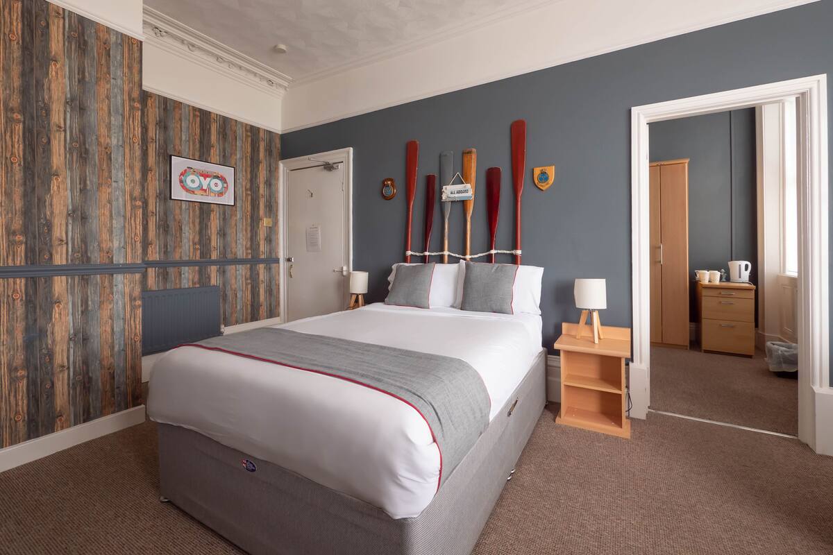 Deluxe Double Room | Minibar, desk, iron/ironing board, WiFi (free)