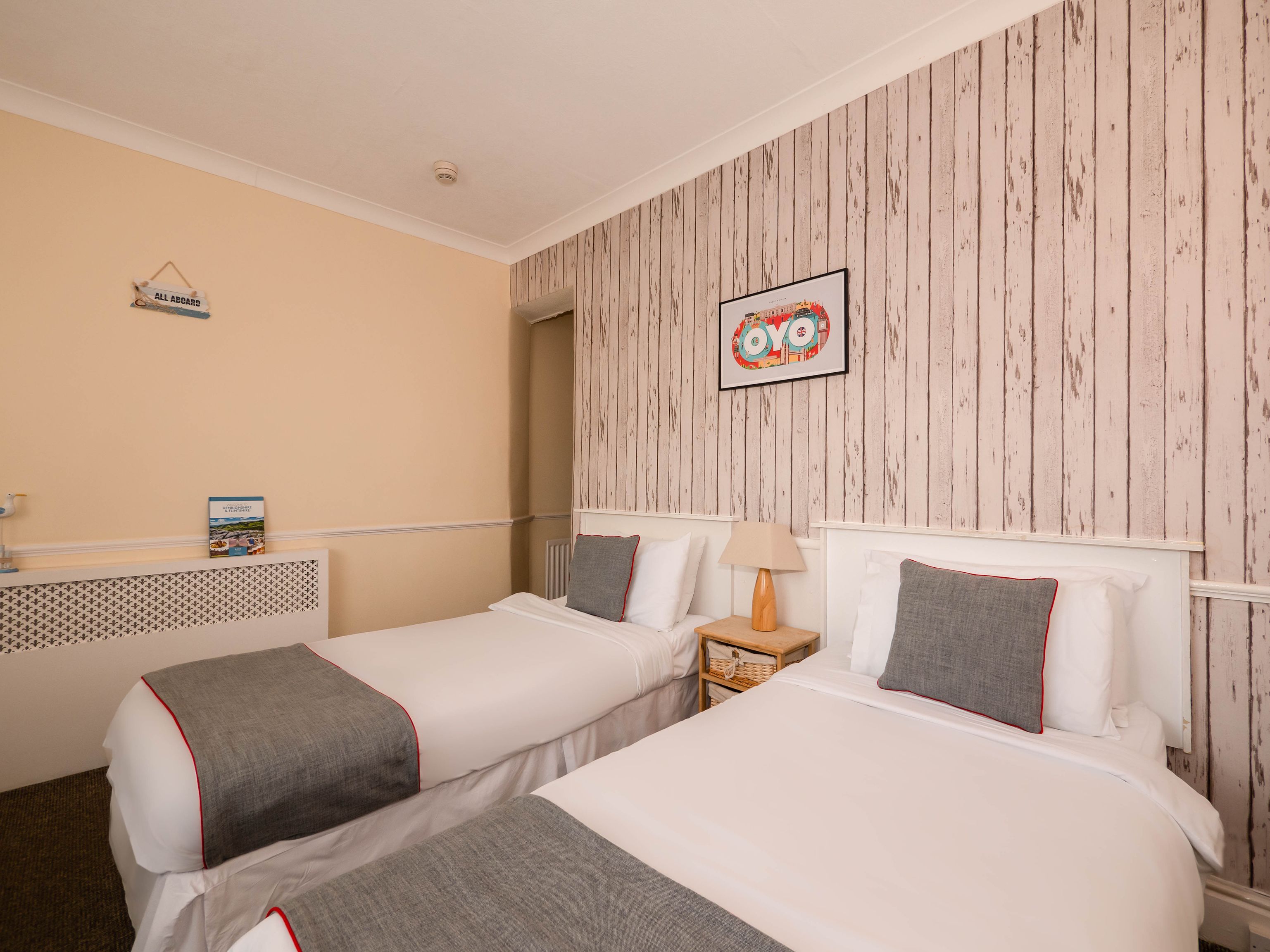 Standard Twin Room | Minibar, desk, iron/ironing board, free WiFi