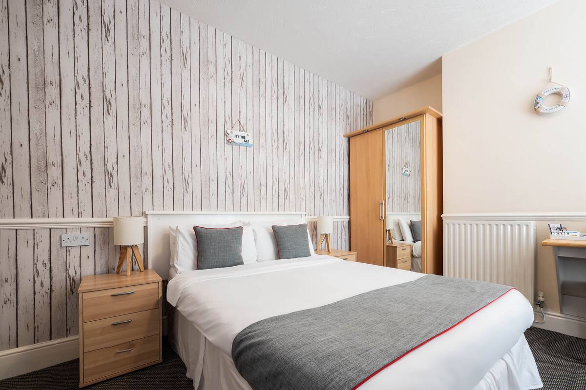 Standard Double Room | Minibar, desk, iron/ironing board, WiFi (free)