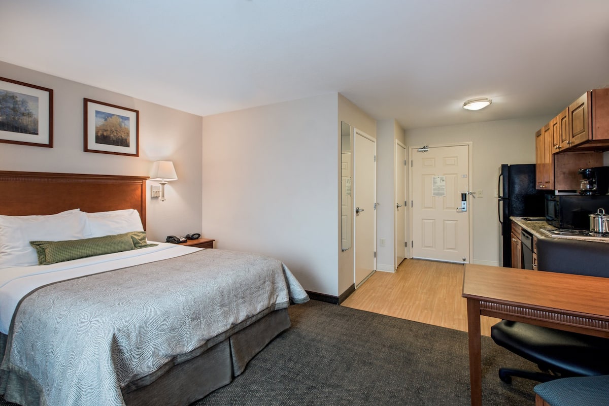 In-room safe, desk, iron/ironing board, rollaway beds (surcharge)