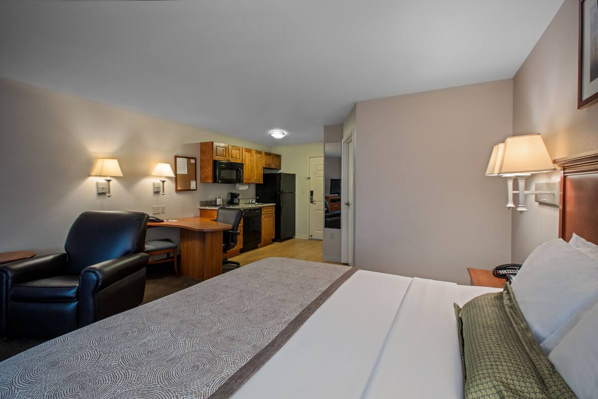 Studio Suite, 1 King Bed, Refrigerator | In-room safe, desk, iron/ironing board, rollaway beds (surcharge)