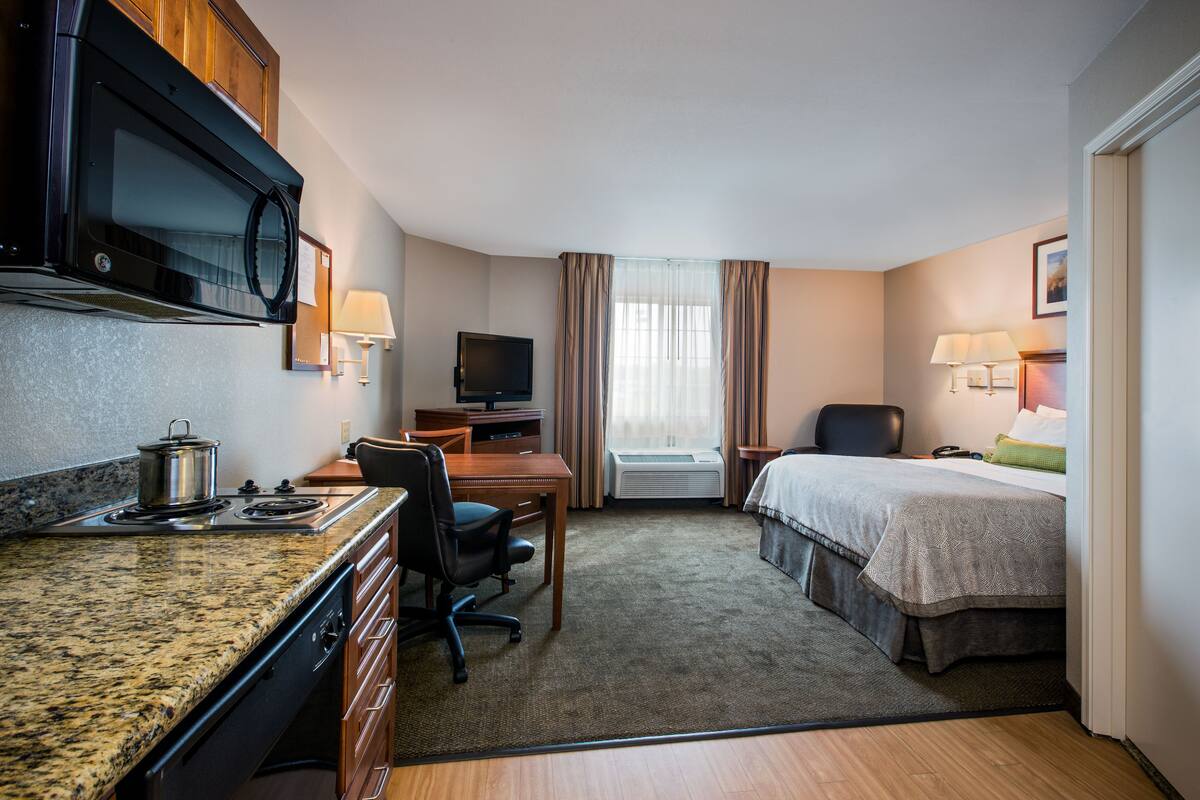 In-room safe, desk, iron/ironing board, rollaway beds (surcharge)