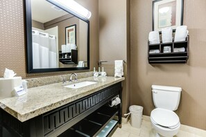 Ensemble douche/baignoire, articles de toilette gratuits, sèche-cheveux