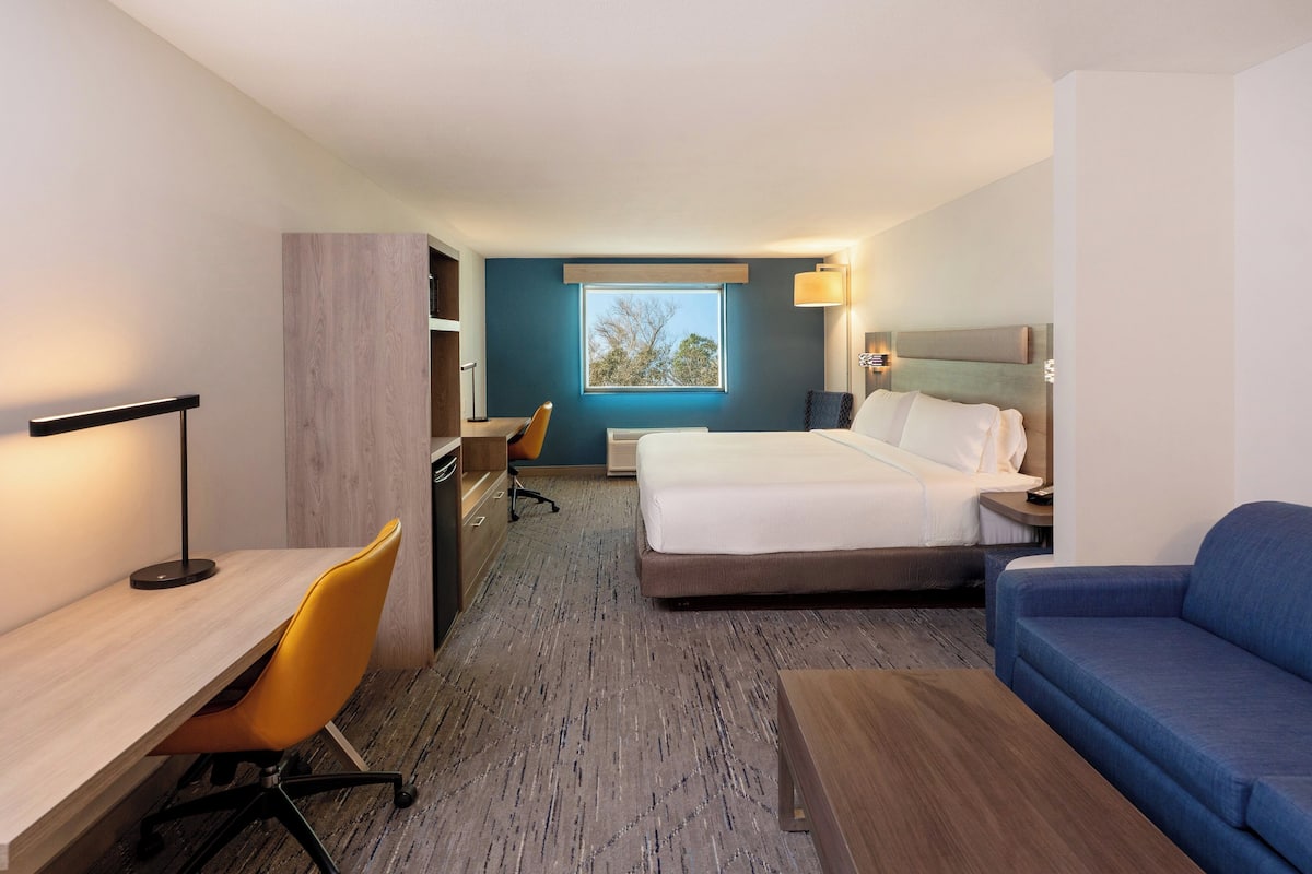 Suite, 1 King Bed | Desk, blackout drapes, iron/ironing board, WiFi (free)